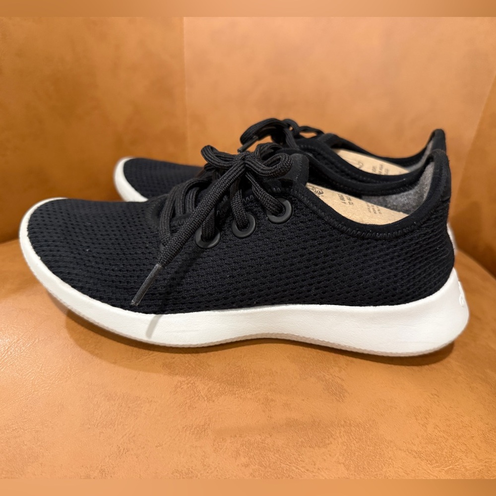 Women’s Allbirds Tree Runners - Size 6